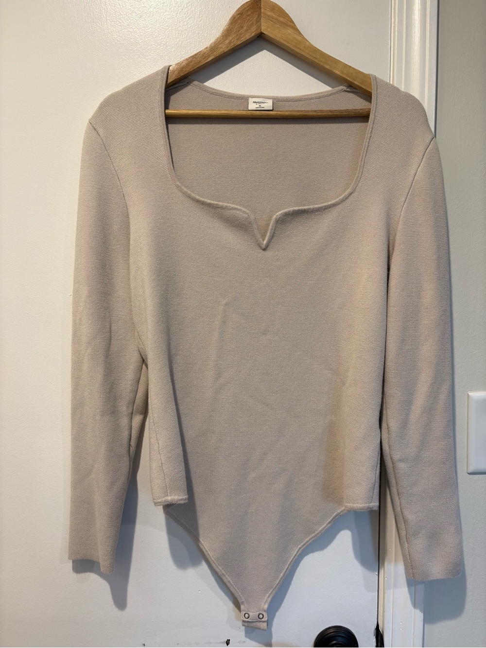 Sleek, Minimalist Abercrombie & Fitch Cream Long-Sleeve Notch-Neck Bodysuit